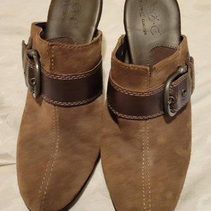 BOC Born Concept Brown Clog with Heel. Leather Uppers. Size 8. Good Condition